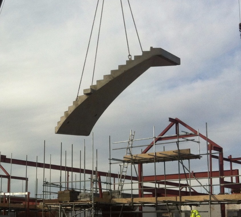 Precast curved stair with intermediate support nib