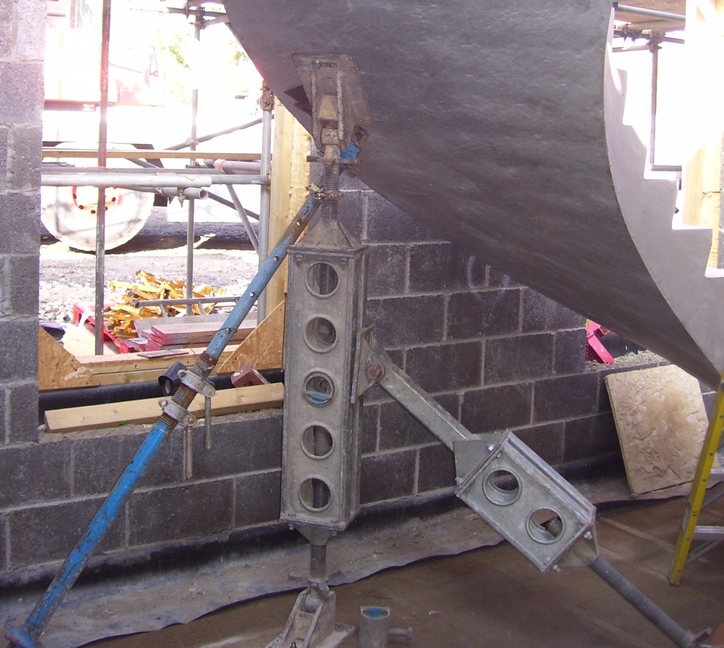 precast concrete curved stair propping