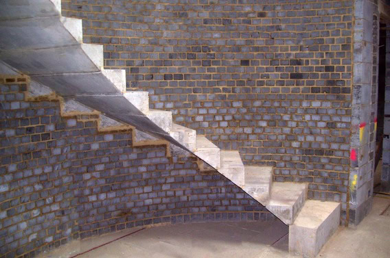 Cantilever precast concrete staircase units built in curved wall