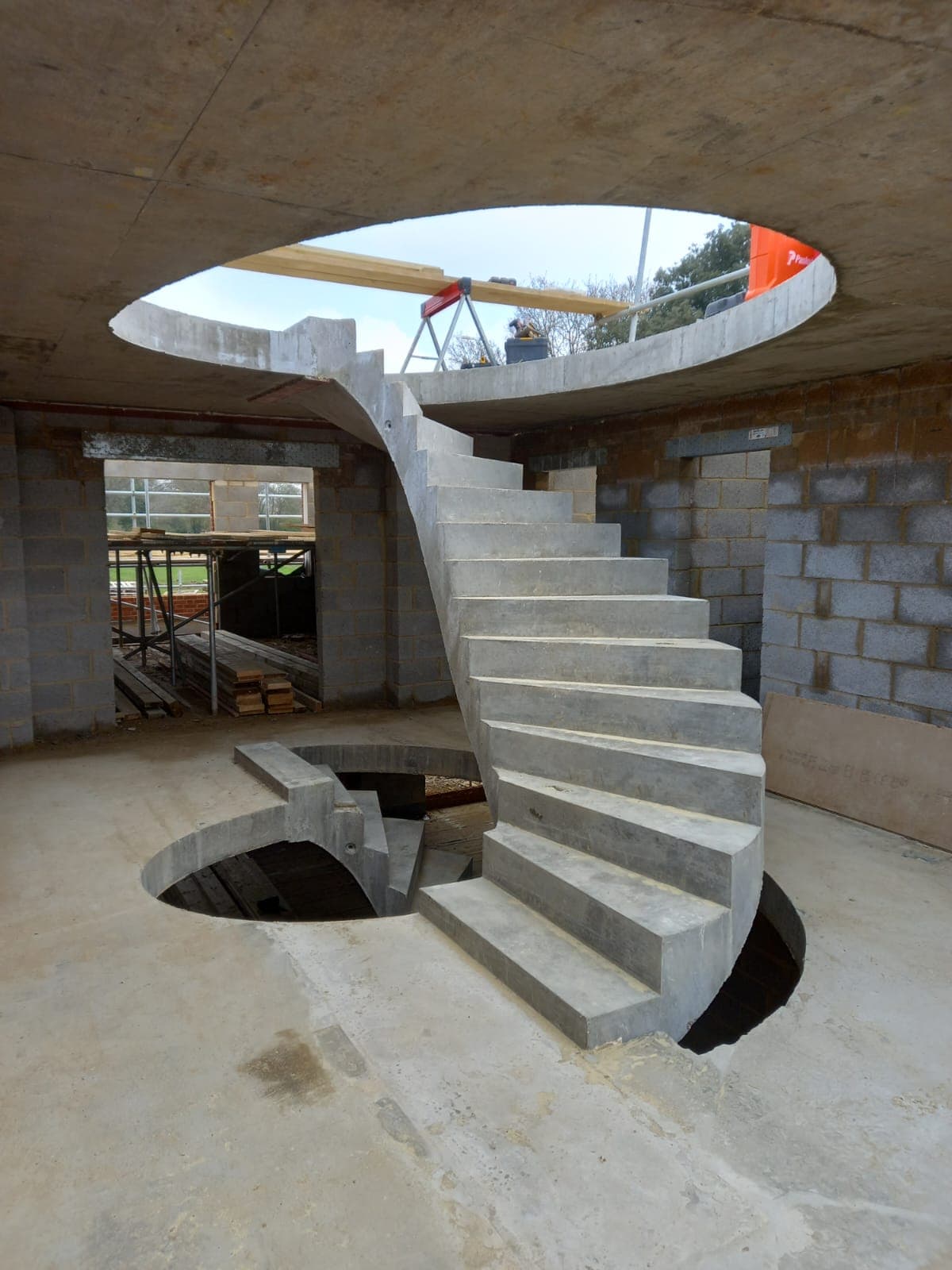Circular precast concrete landing with helical staircase