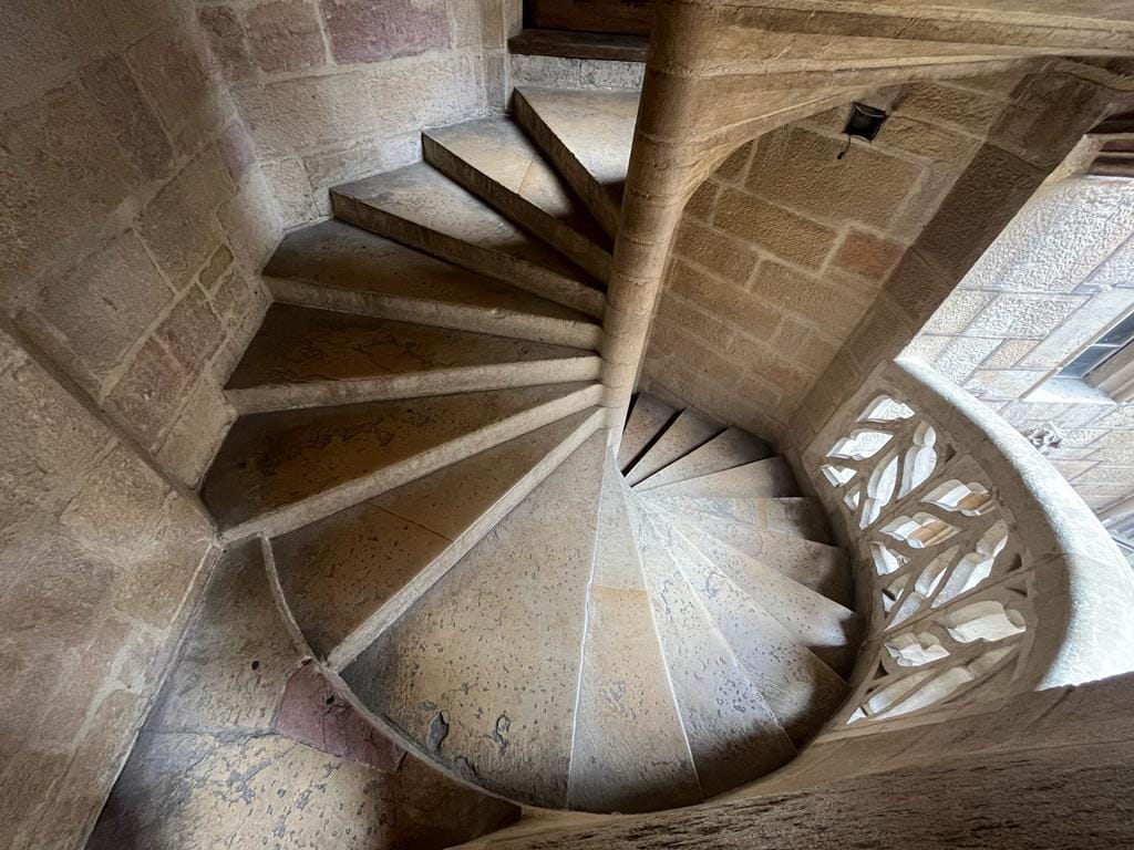 Spiral stone staircase with central suppor column
